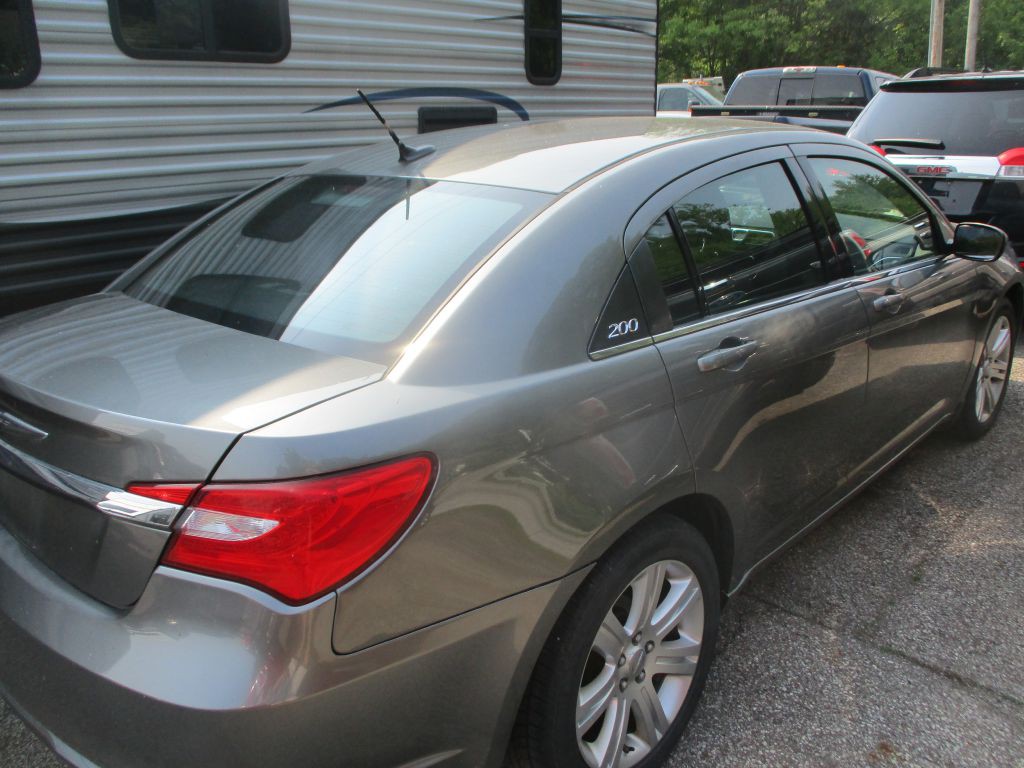 2013 Chrysler 200 Image 4
