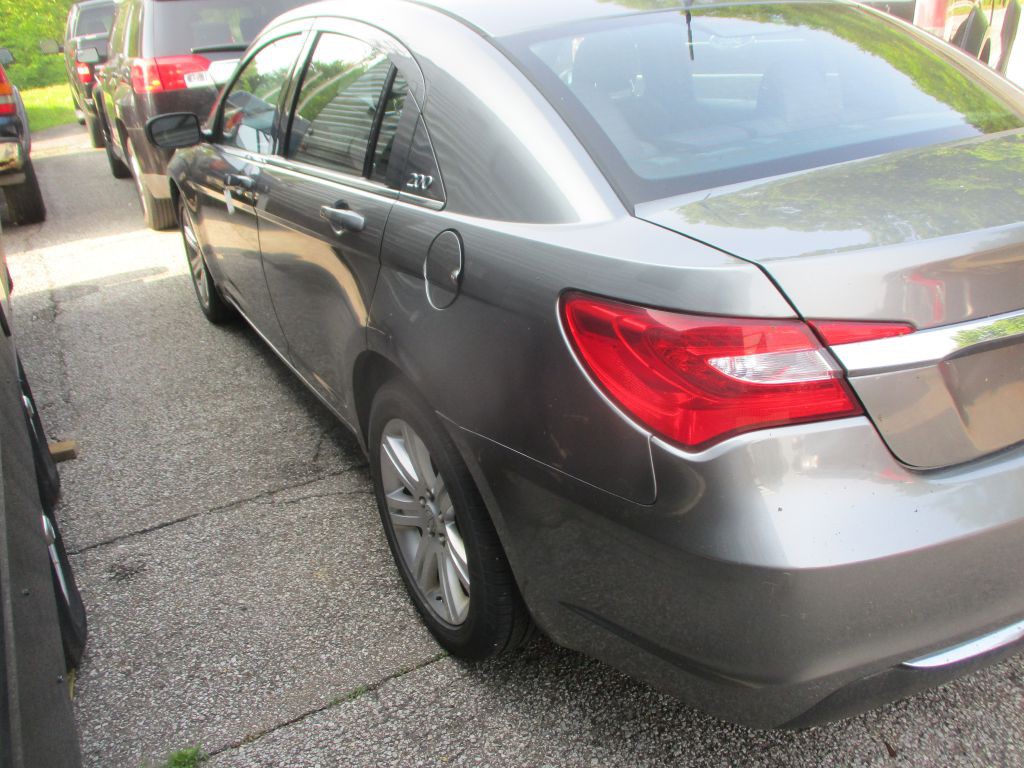 2013 Chrysler 200 Image 6