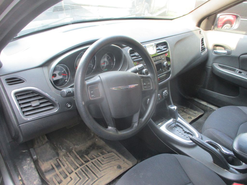 2013 Chrysler 200 Image 7