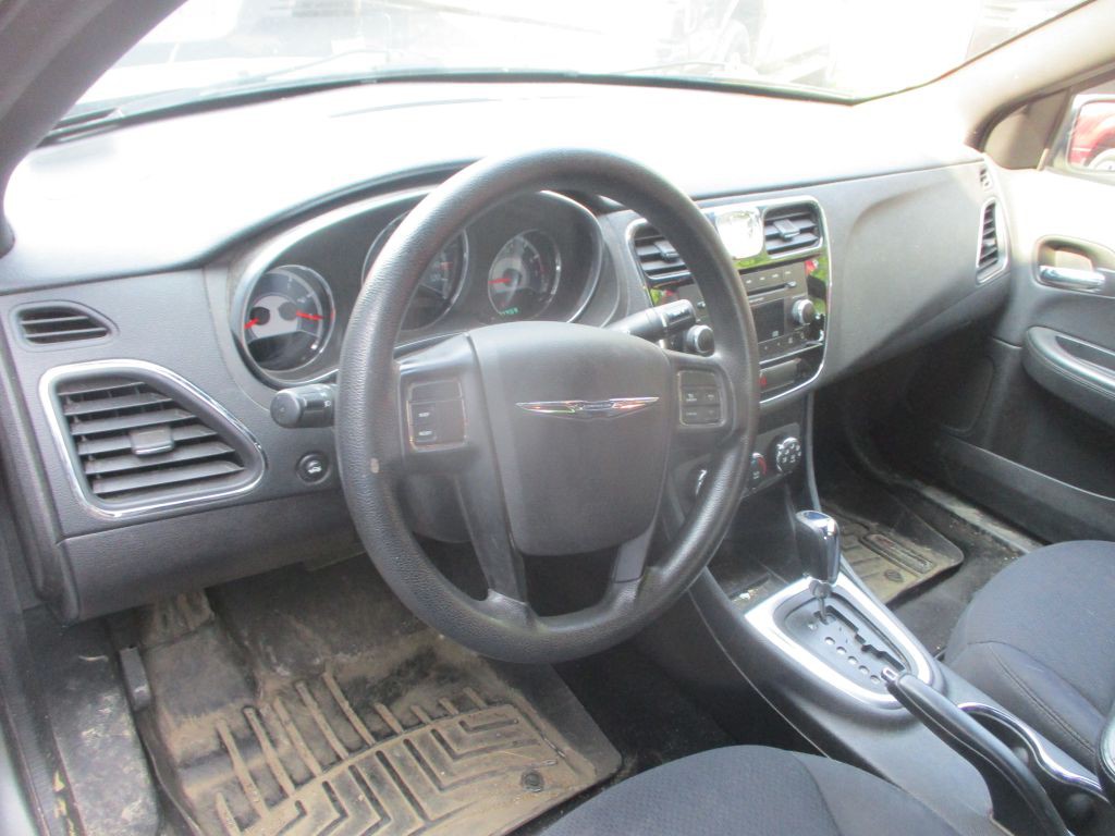2013 Chrysler 200 Image 8