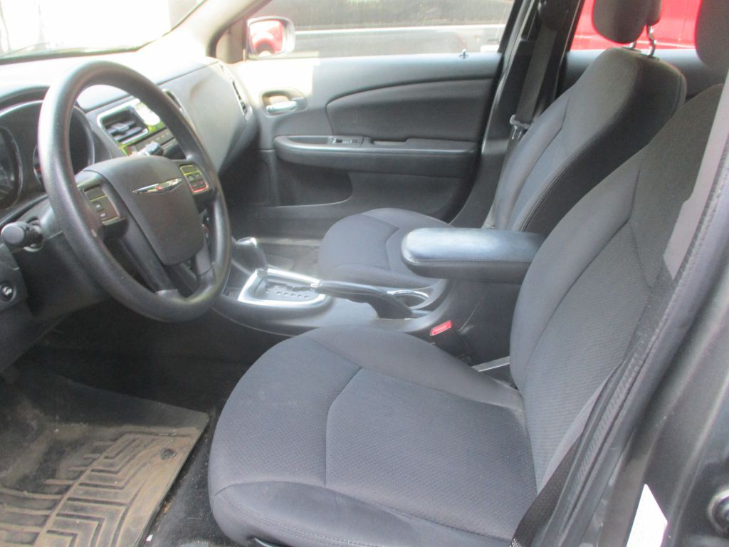 2013 Chrysler 200 Image 9