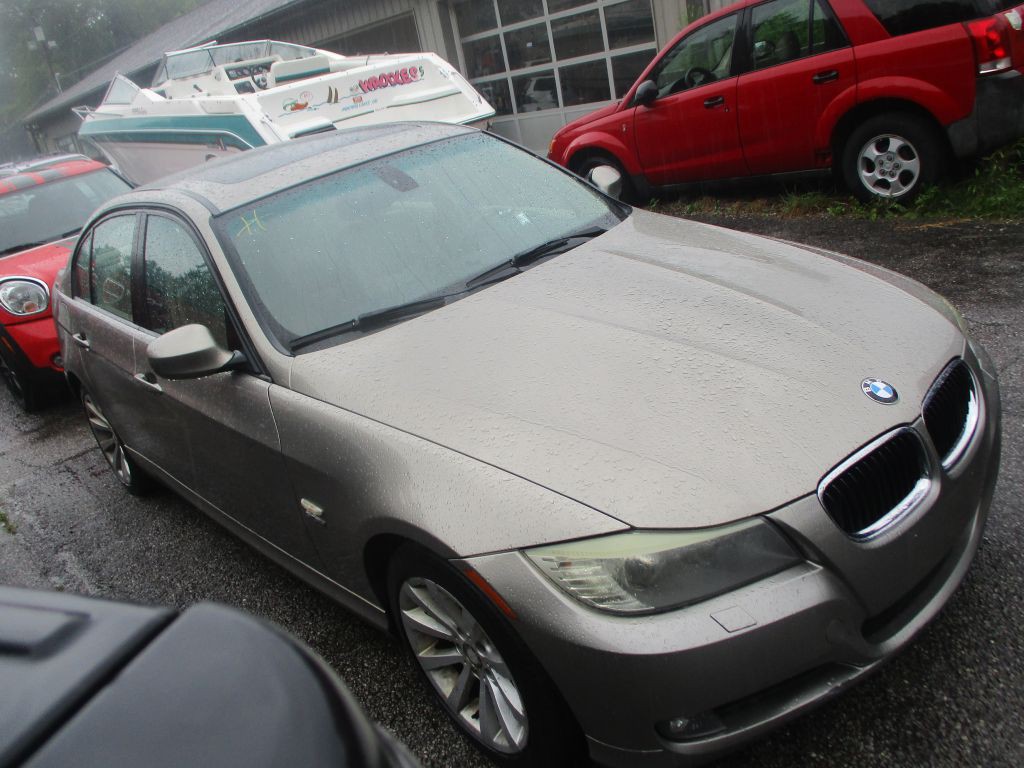2011 BMW 3 Series Image 3