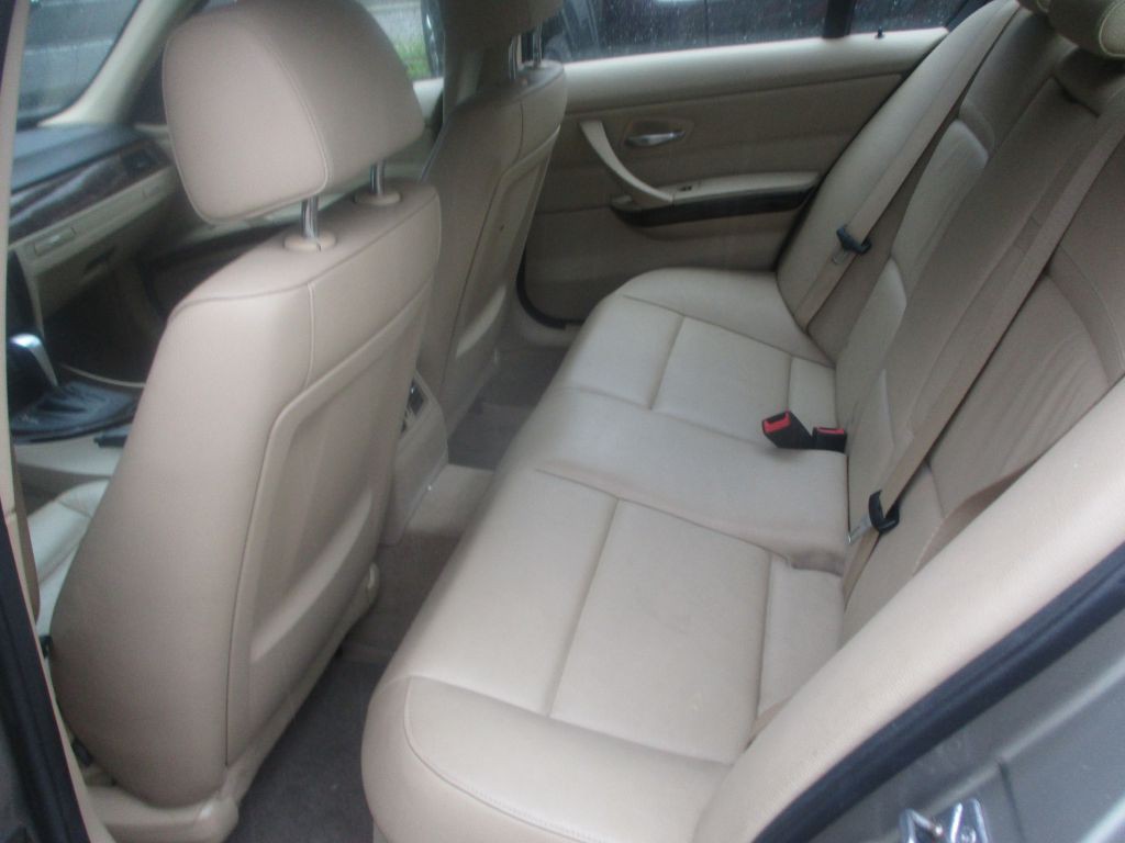 2011 BMW 3 Series Image 9