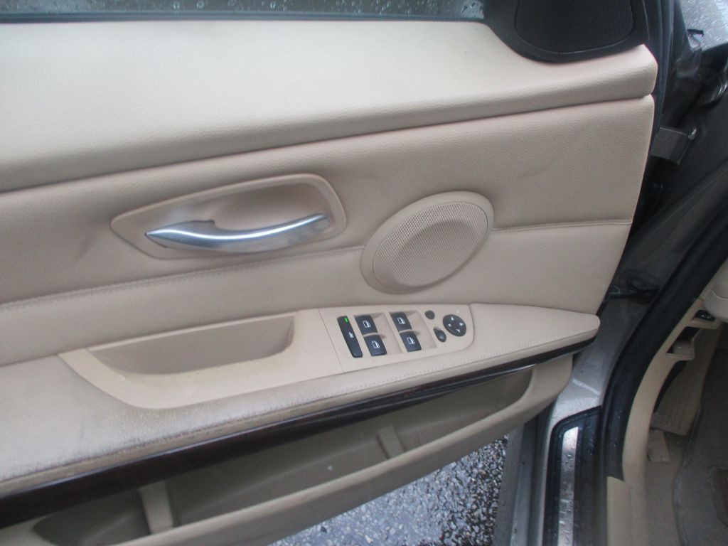 2011 BMW 3 Series Image 12
