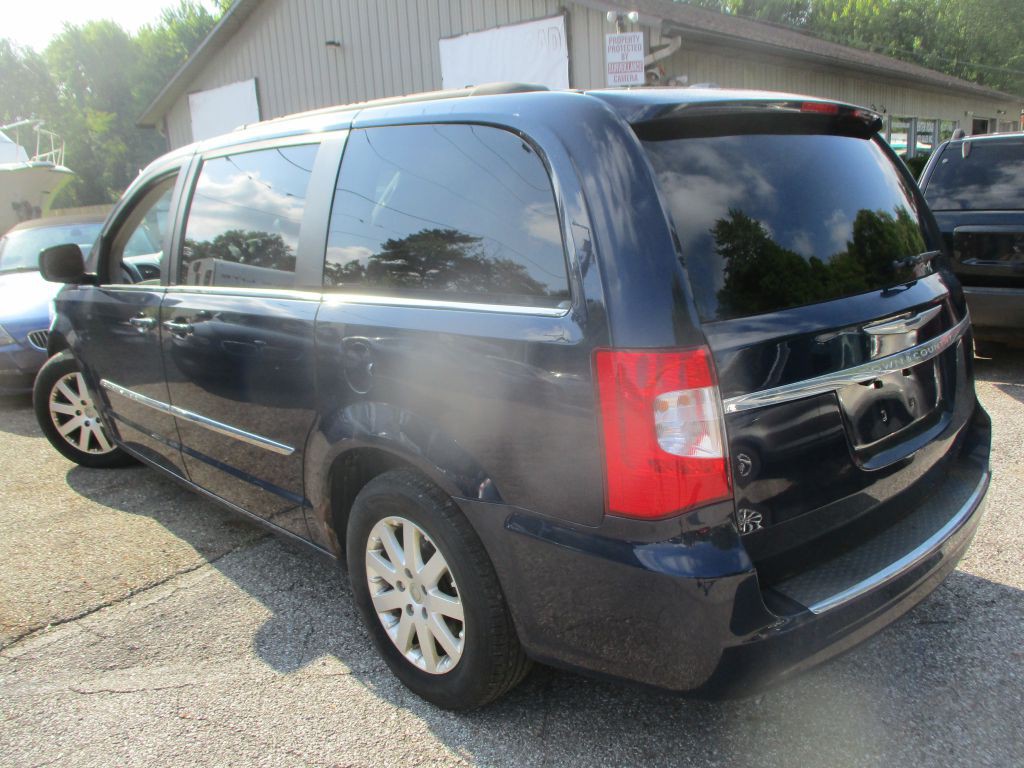 2013 Chrysler Town & Country Image 2