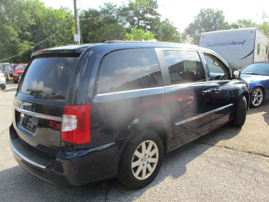2013 Chrysler Town & Country Image 3