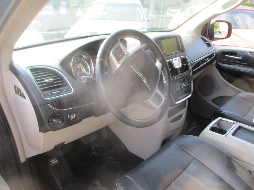 2013 Chrysler Town & Country Image 5