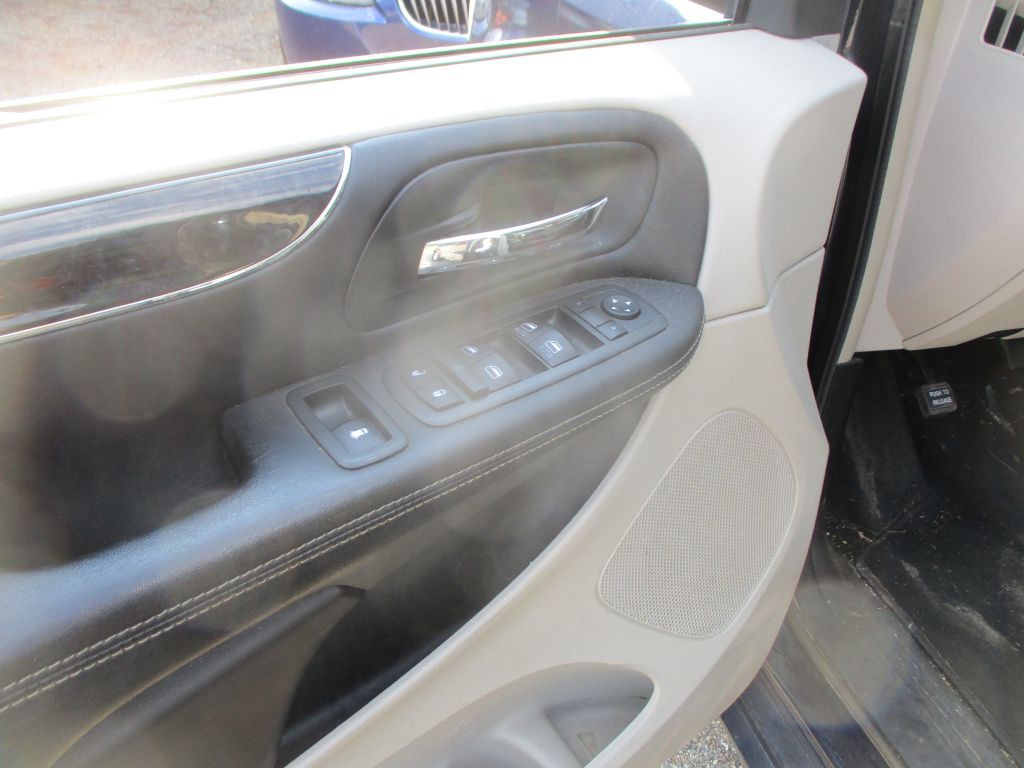 2013 Chrysler Town & Country Image 6