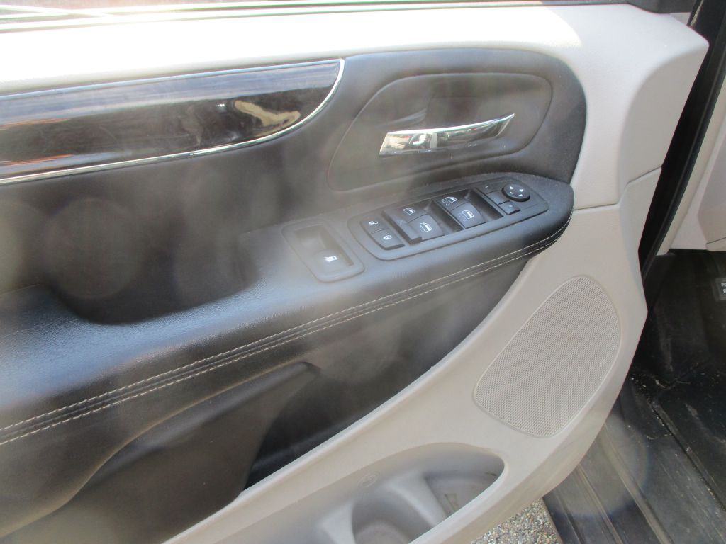 2013 Chrysler Town & Country Image 7