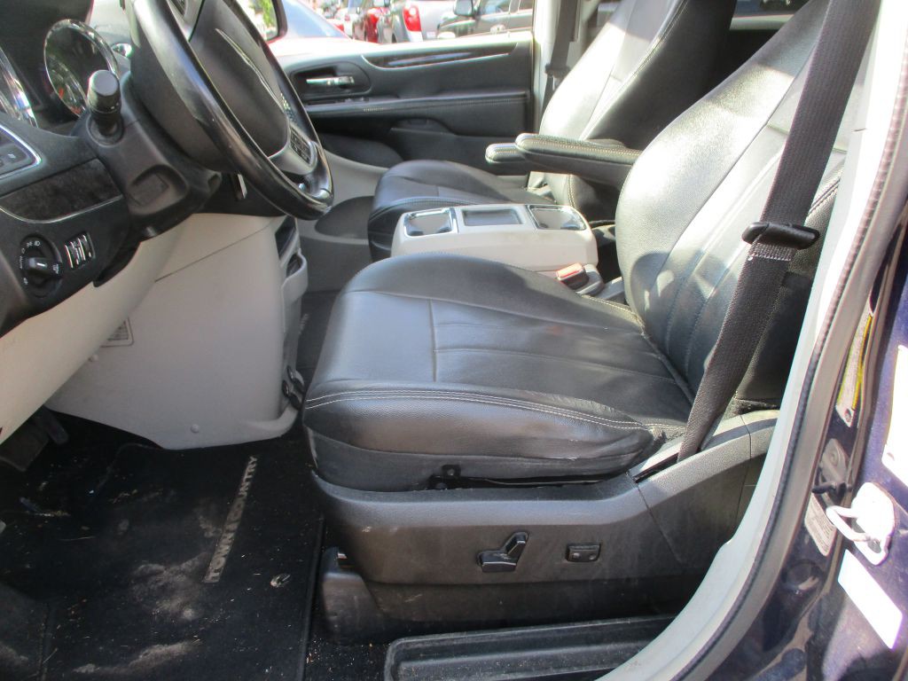 2013 Chrysler Town & Country Image 8