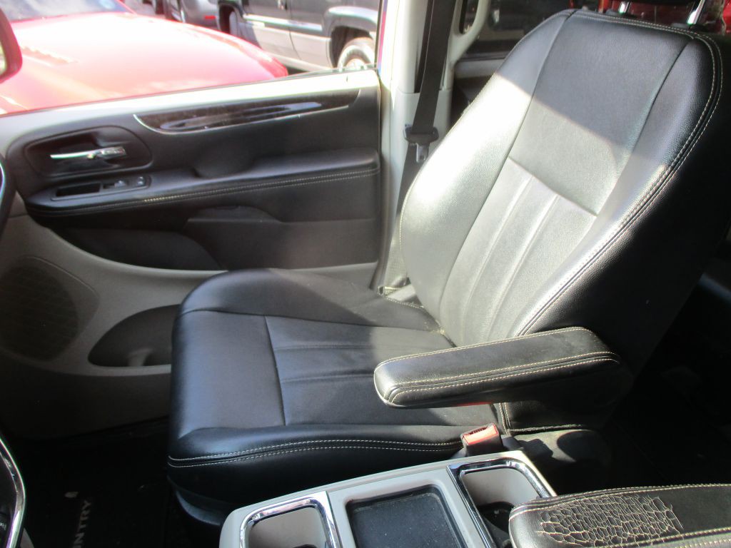 2013 Chrysler Town & Country Image 9