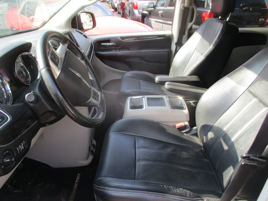 2013 Chrysler Town & Country Image 10