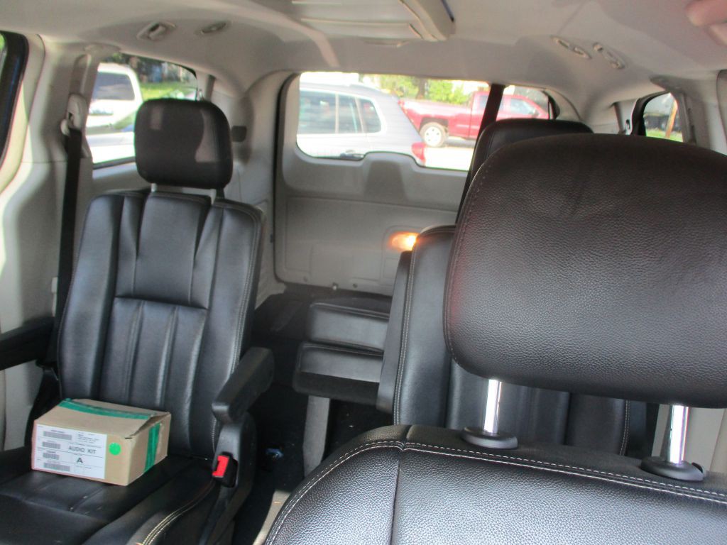 2013 Chrysler Town & Country Image 11