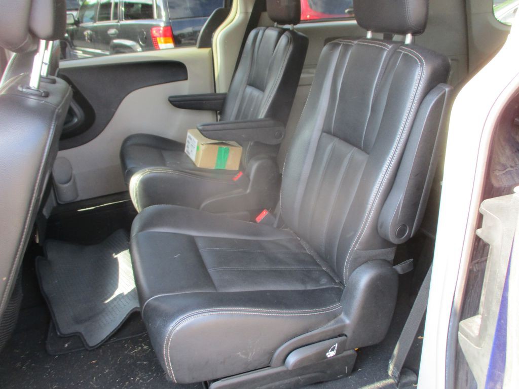 2013 Chrysler Town & Country Image 12