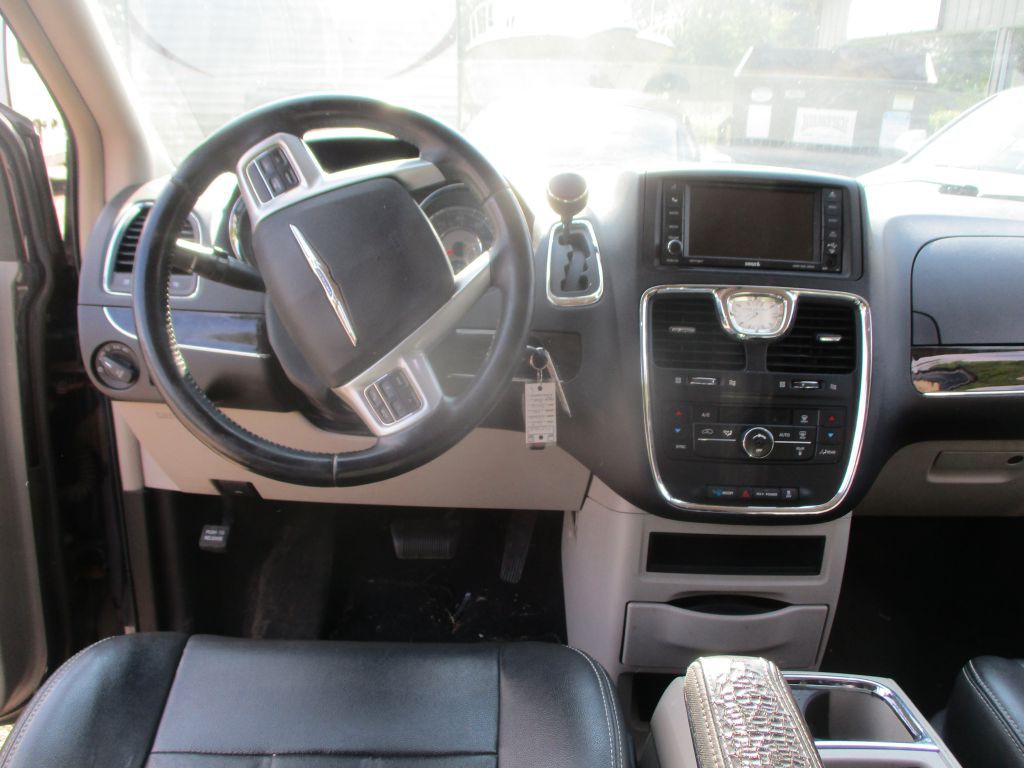2013 Chrysler Town & Country Image 14
