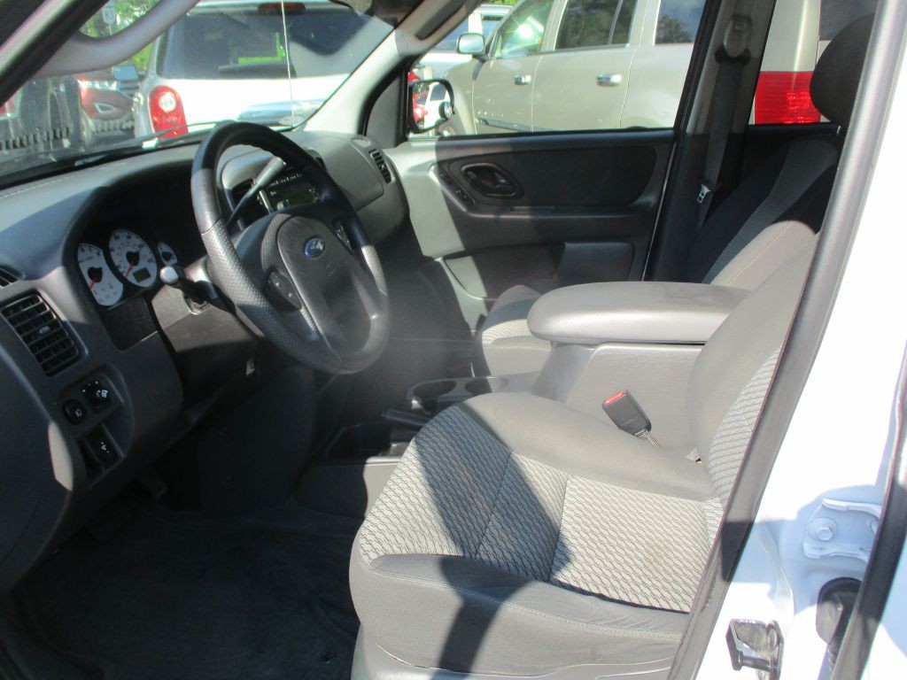 2004 Ford Escape Image 8