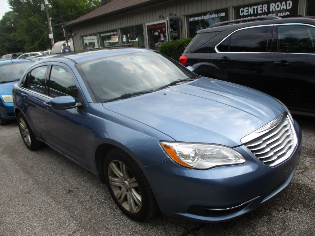 2011 Chrysler 200 Image 3