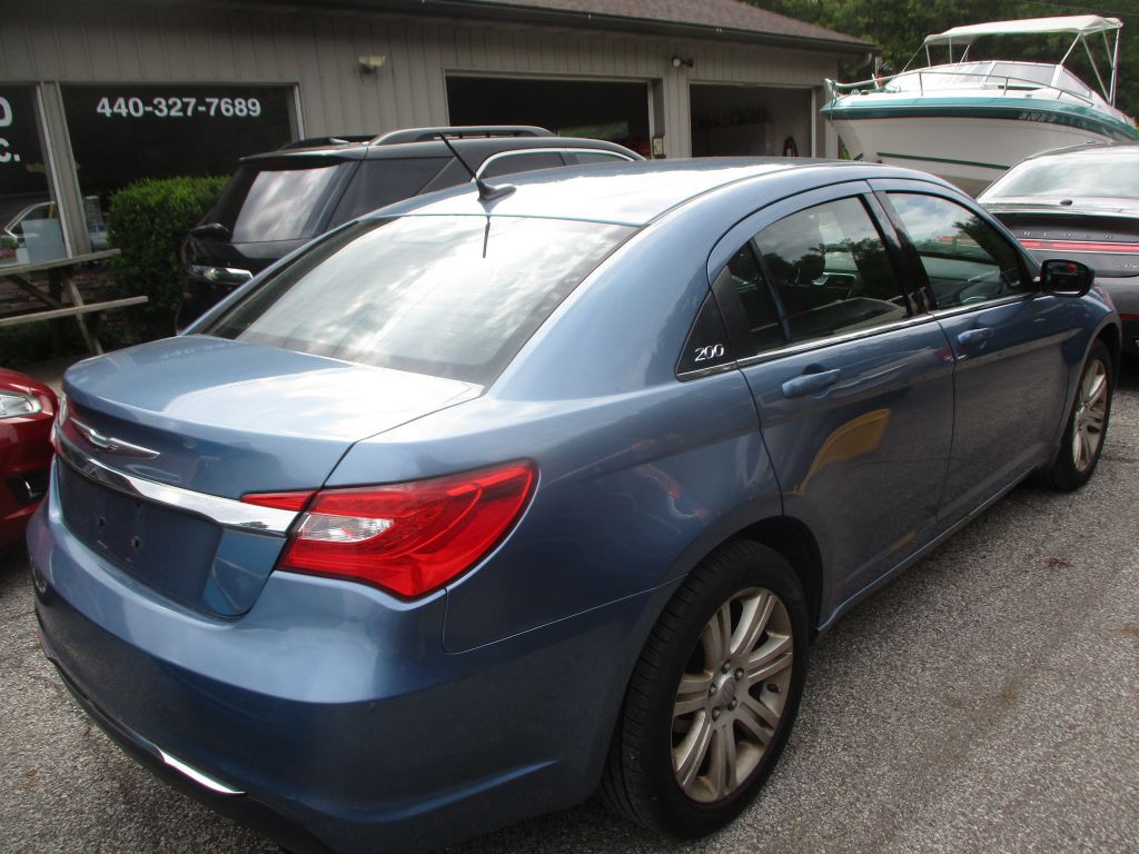 2011 Chrysler 200 Image 5