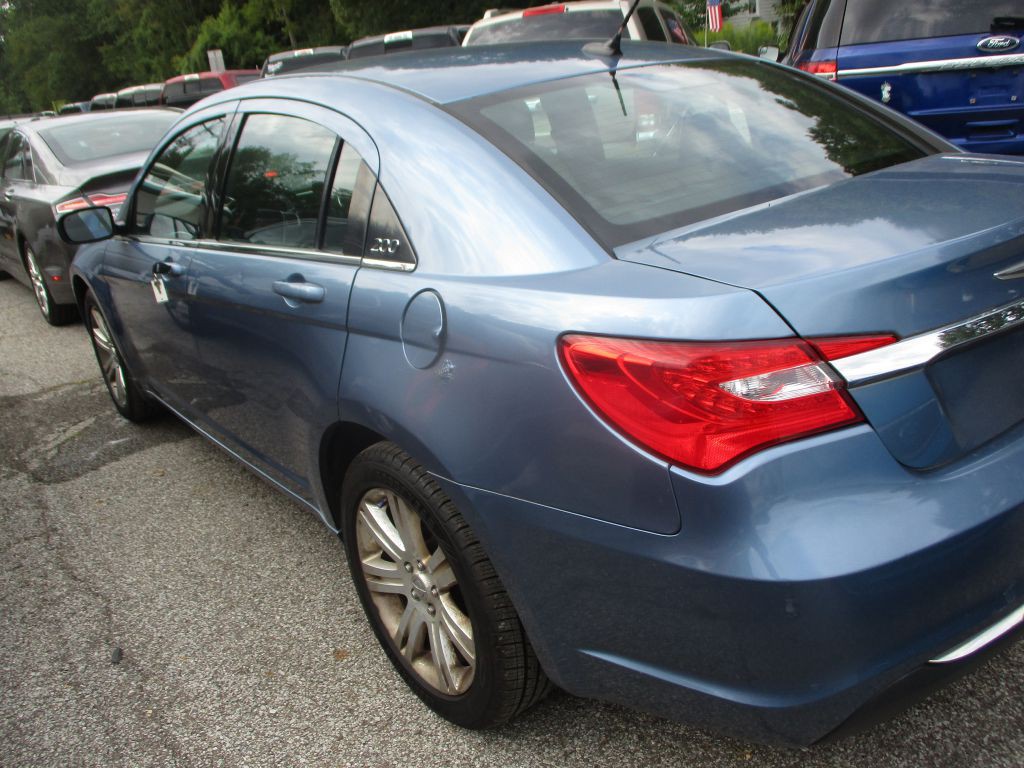 2011 Chrysler 200 Image 6