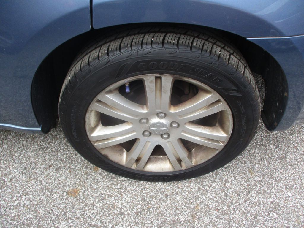 2011 Chrysler 200 Image 7