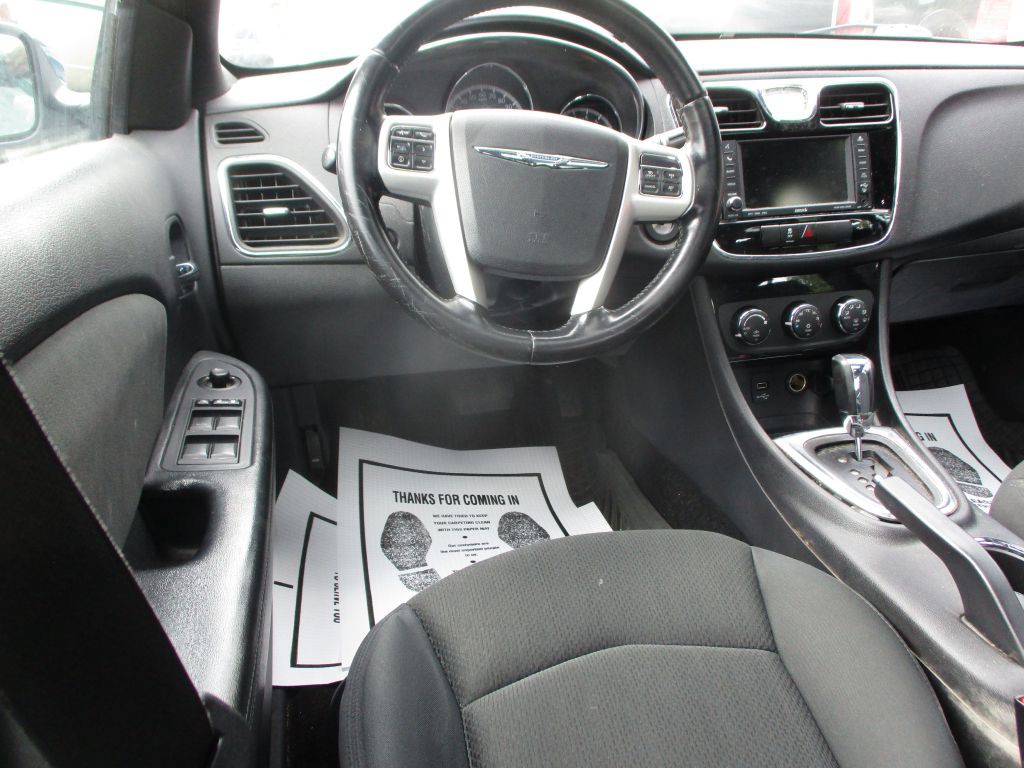 2011 Chrysler 200 Image 9