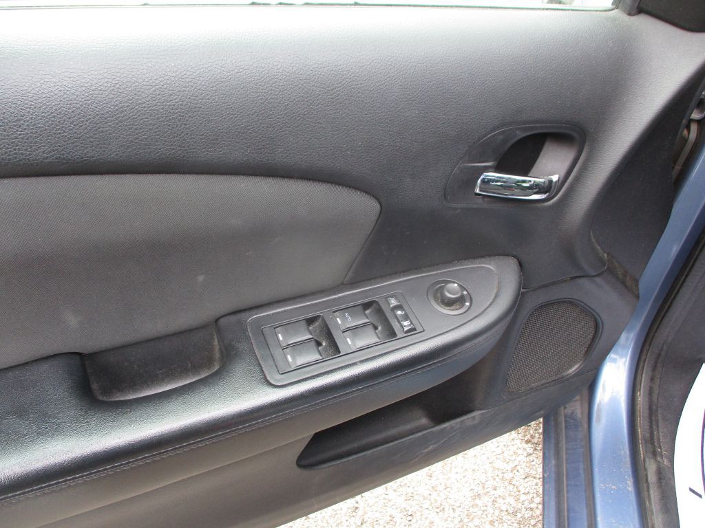 2011 Chrysler 200 Image 11