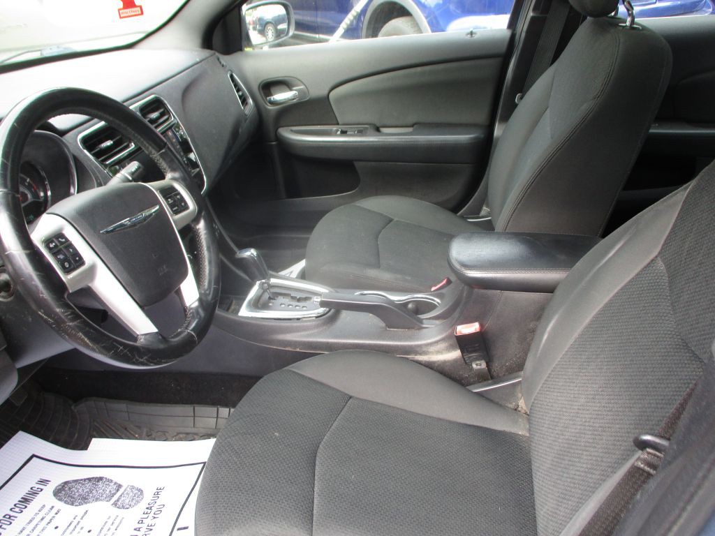 2011 Chrysler 200 Image 13
