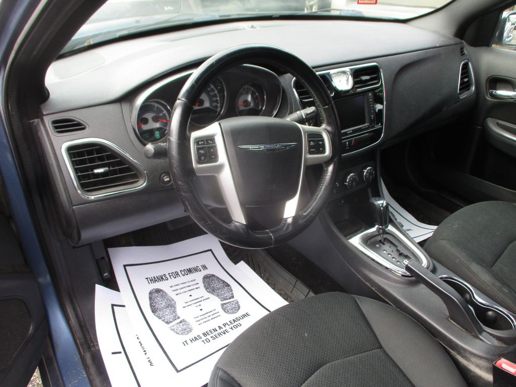 2011 Chrysler 200 Image 15