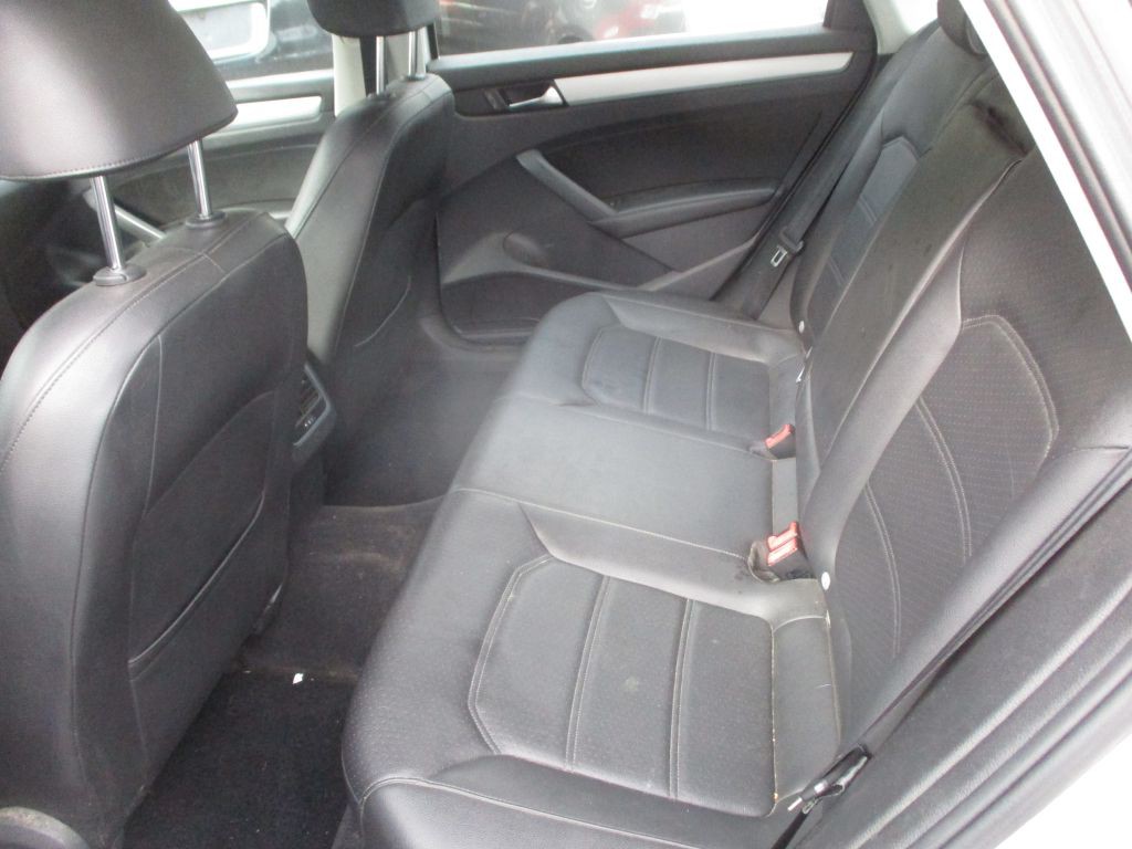 2013 Volkswagen Passat Image 4