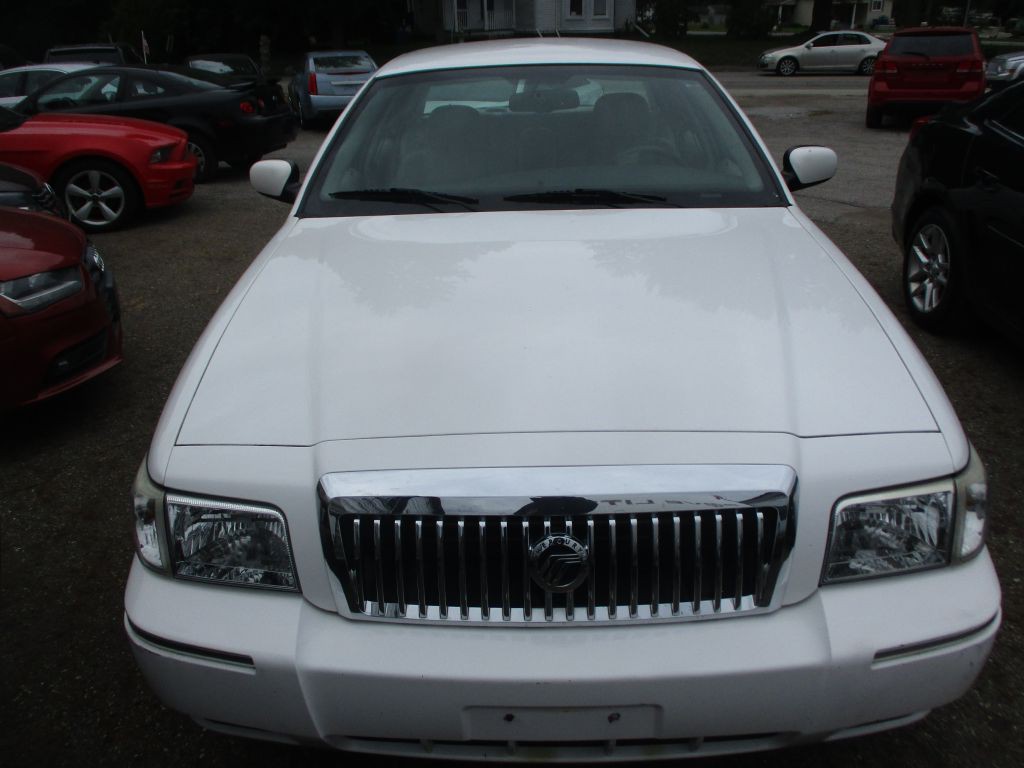 2010 Mercury Grand Marquis Image 2