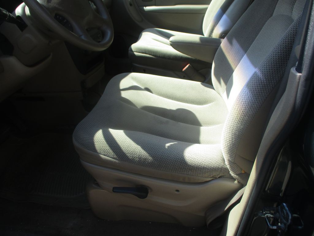 2001 Chrysler Voyager Image 8