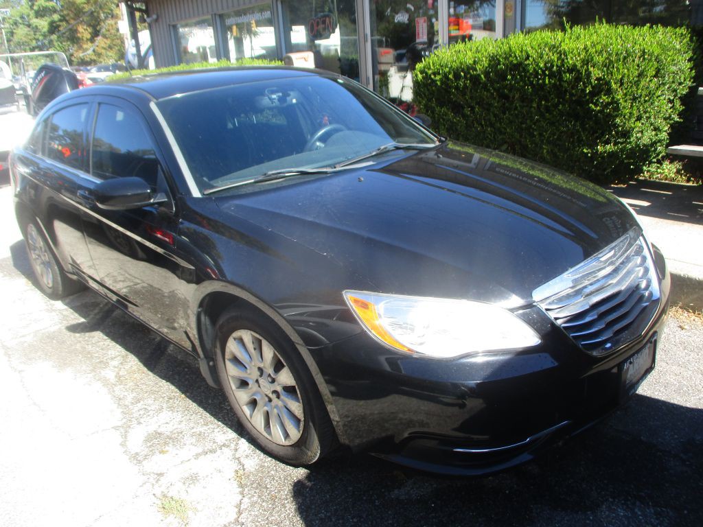 2013 Chrysler 200 Image 1