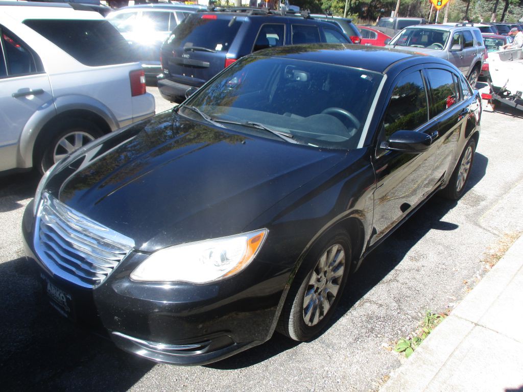 2013 Chrysler 200 Image 2