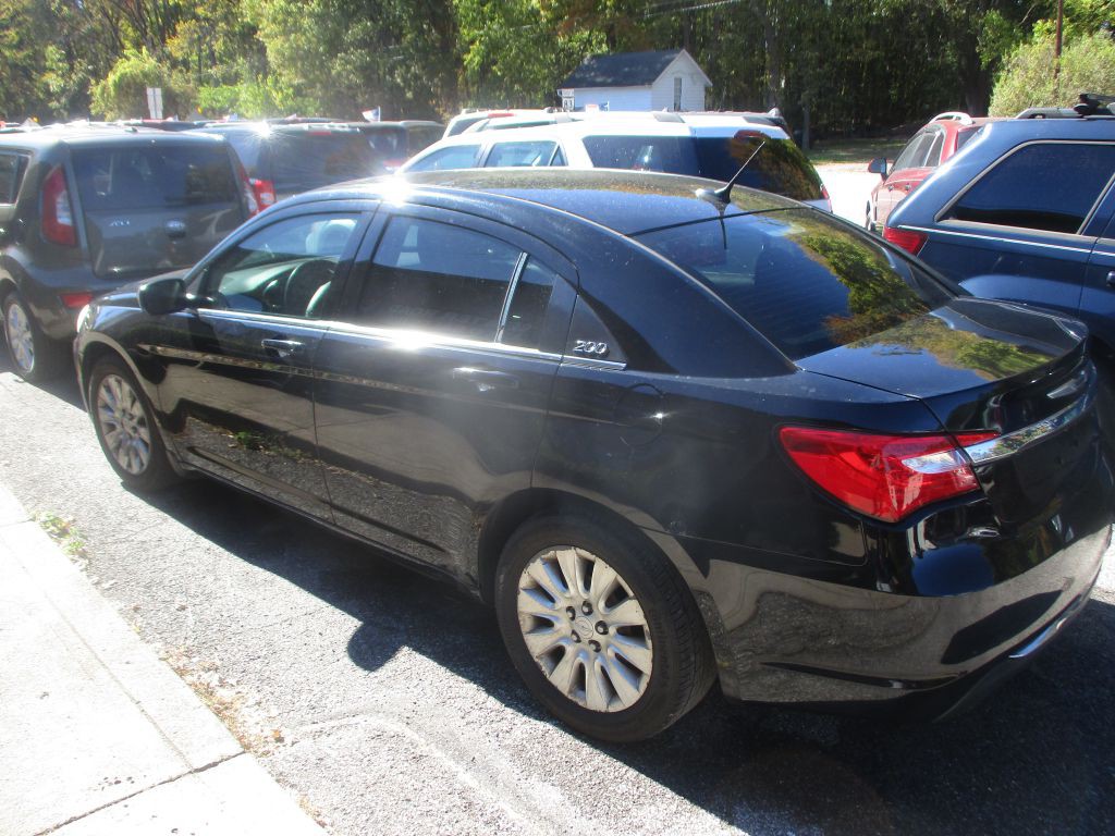 2013 Chrysler 200 Image 3