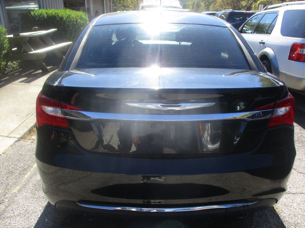 2013 Chrysler 200 Image 4