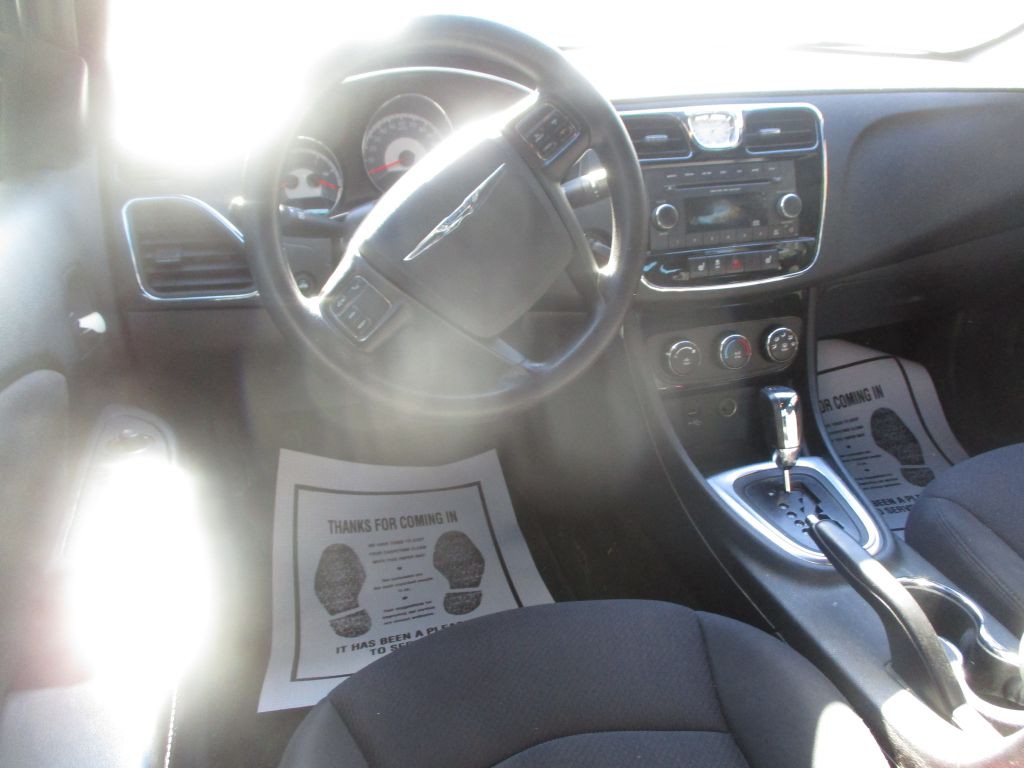 2013 Chrysler 200 Image 7