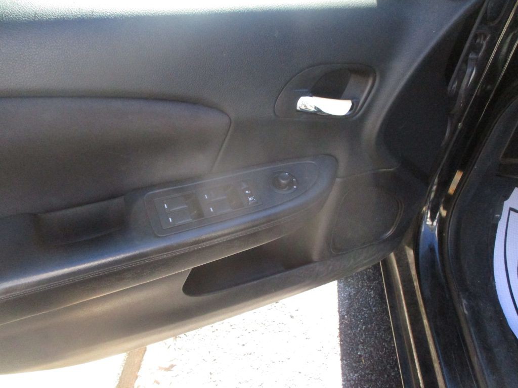 2013 Chrysler 200 Image 8
