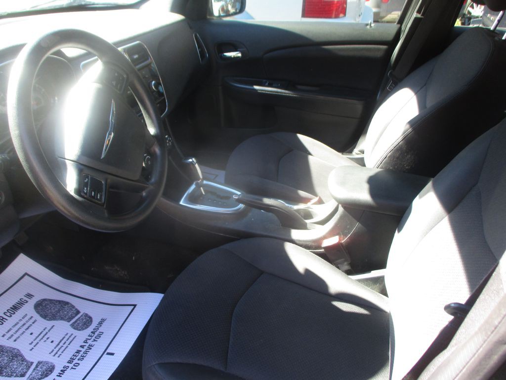 2013 Chrysler 200 Image 10