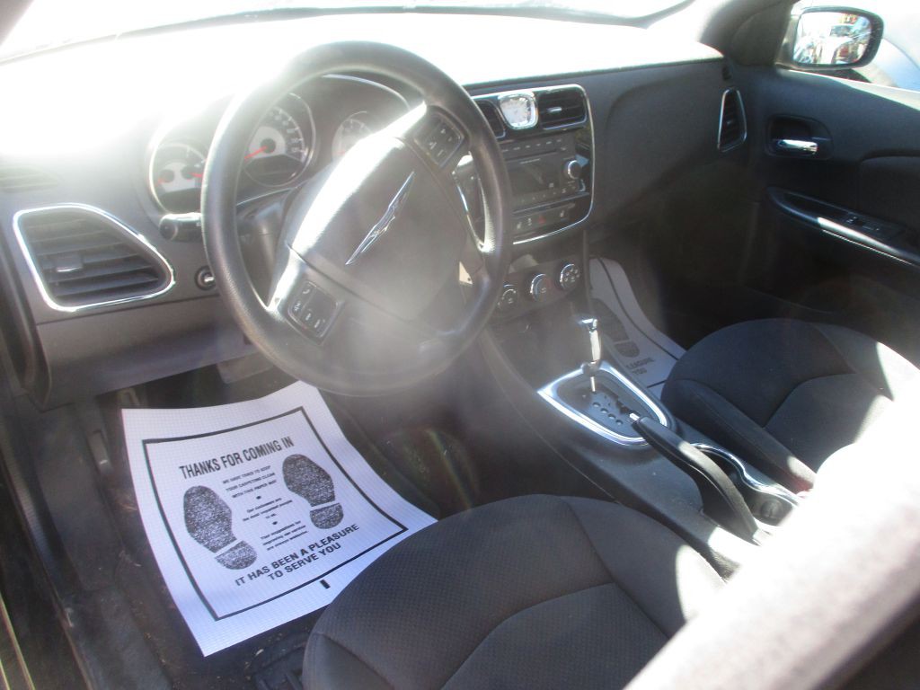 2013 Chrysler 200 Image 11