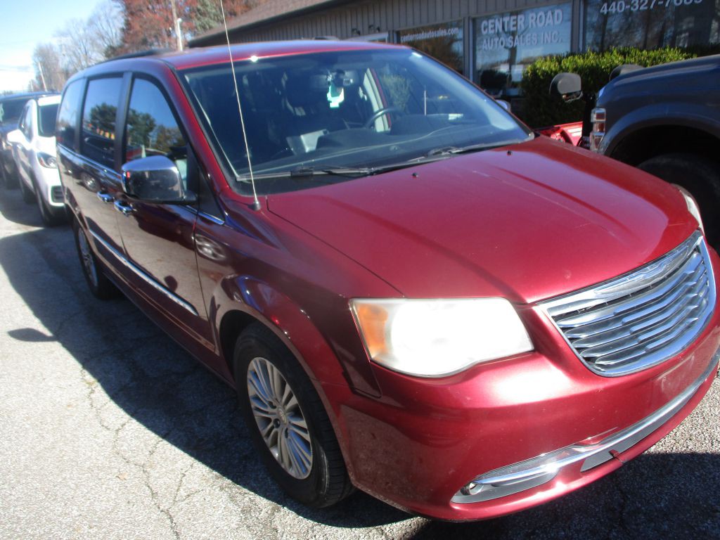 2016 Chrysler Town & Country Image 2