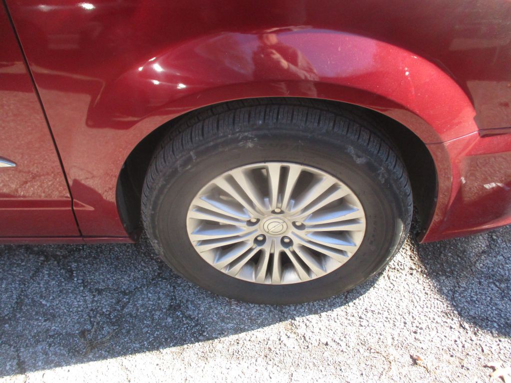 2016 Chrysler Town & Country Image 3