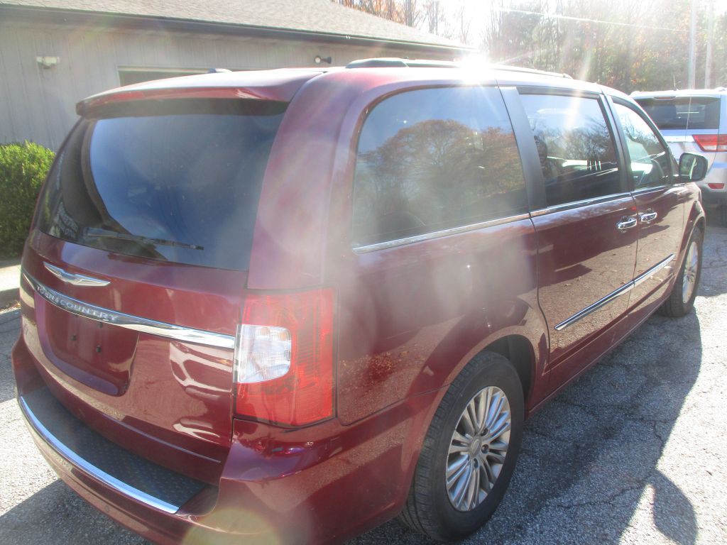 2016 Chrysler Town & Country Image 4