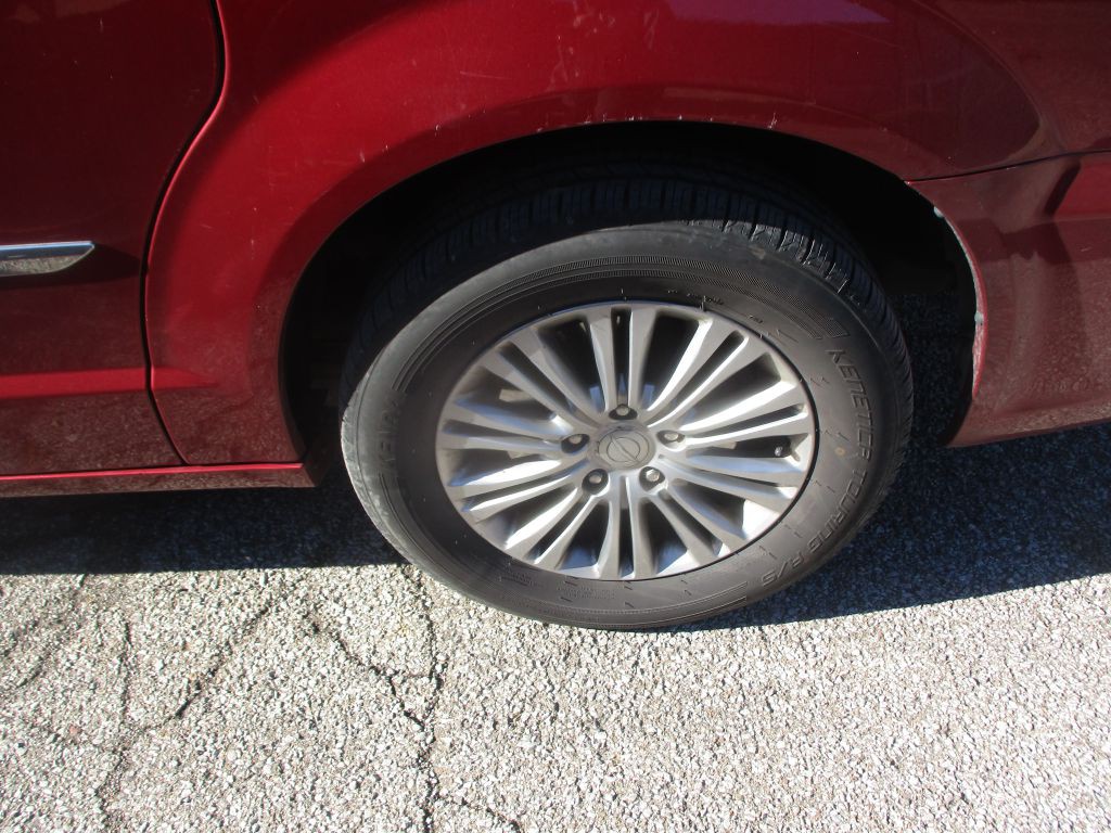 2016 Chrysler Town & Country Image 6