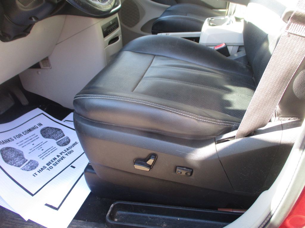 2016 Chrysler Town & Country Image 8