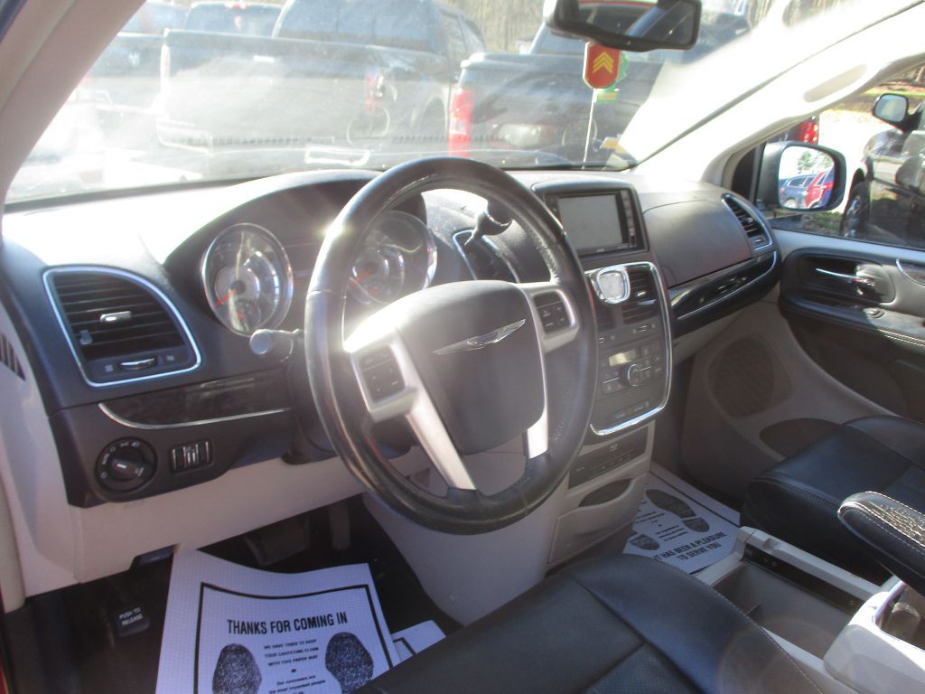 2016 Chrysler Town & Country Image 9