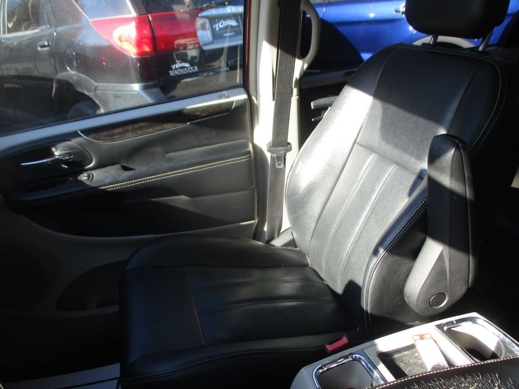 2016 Chrysler Town & Country Image 10