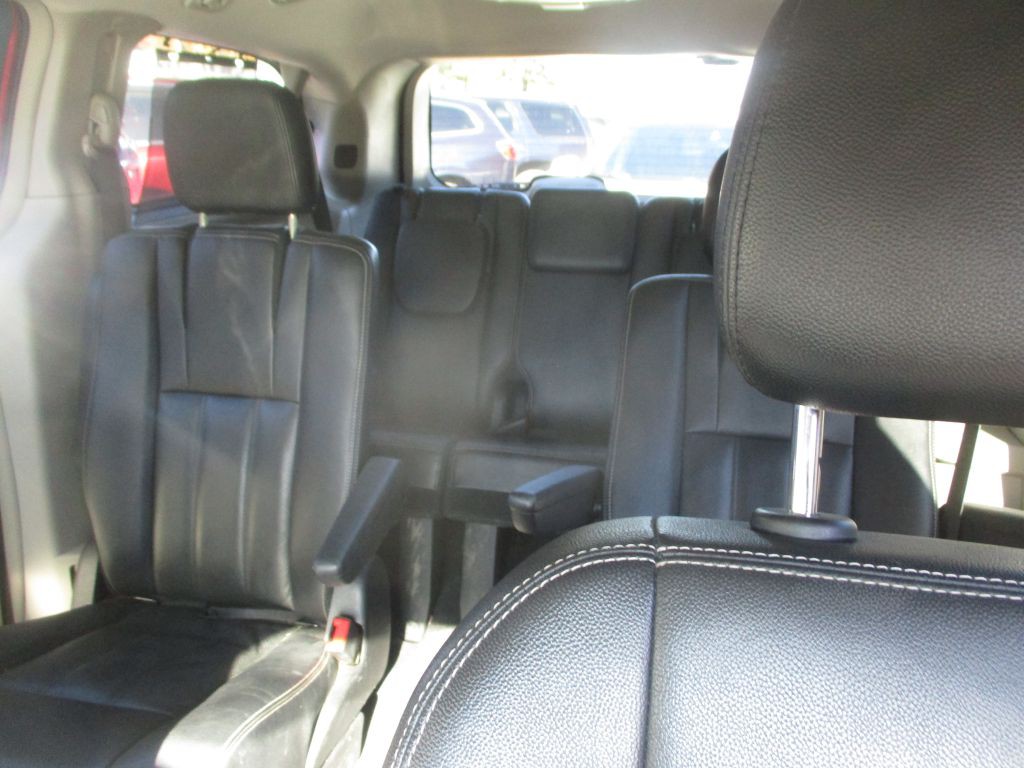 2016 Chrysler Town & Country Image 11