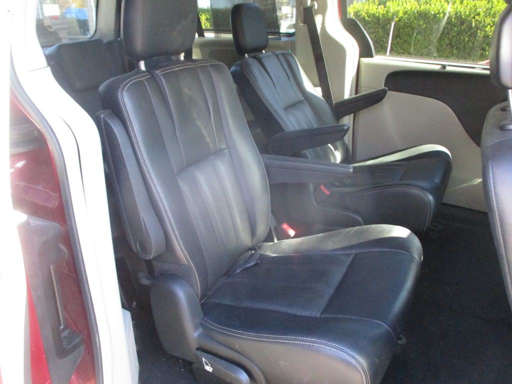 2016 Chrysler Town & Country Image 12