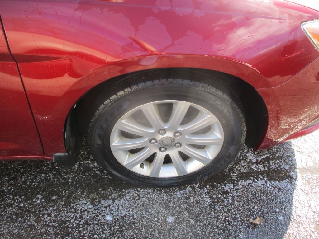 2013 Chrysler 200 Image 4