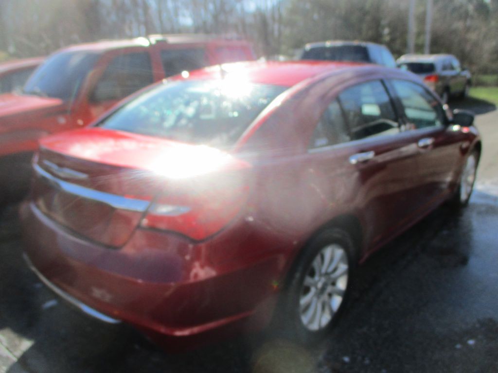2013 Chrysler 200 Image 5